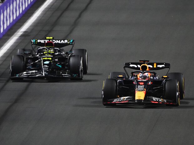 Titel-Bild zur News: Lewis Hamilton (Mercedes W14) und Max Verstappen (Red Bull RB19) beim Formel-1-Rennen in Saudi-Arabien 2023