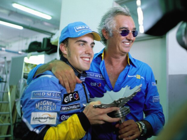 Fernando Alonso (Renault) und Teamchef Flavio Briatore feiern Rang drei beim Formel-1-Rennen in Malaysia 2003 Fernando Alonso (Renault) und Teamchef Flavio Briatore feiern Rang drei beim Formel-1-Rennen in Malaysia 2003