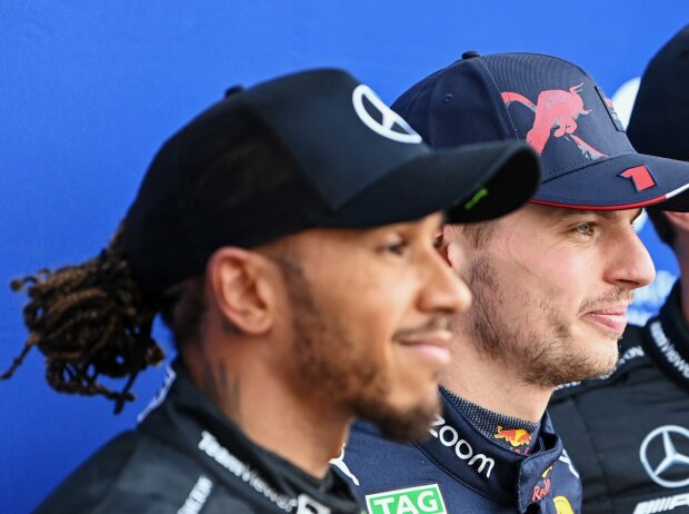 Titel-Bild zur News: Mehrmalige Formel-1-Weltmeister unter sich: Lewis Hamilton und Max Verstappen
