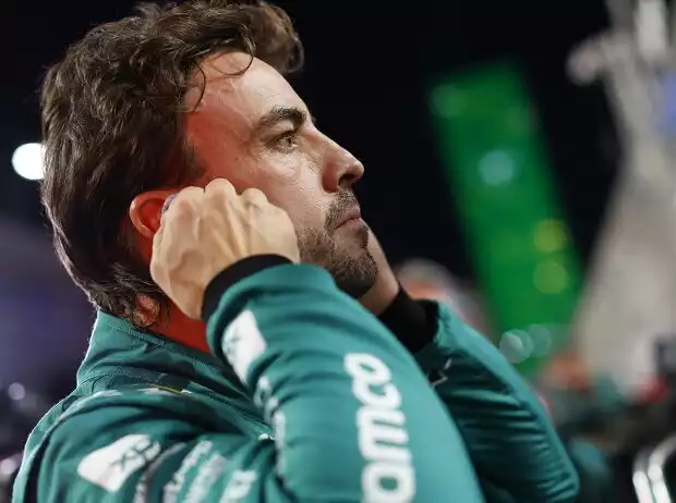 Fernando Alonso (Aston Martin) vor dem Formel-1-Rennen in Saudi-Arabien 2023 Titel-Bild zur News: Fernando Alonso (Aston Martin) vor dem Formel-1-Rennen in Saudi-Arabien 2023