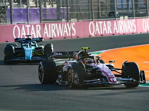 Guanyu Zhou (Alfa Romeo C43) vor Lance Stroll (Aston Martin AMR23) beim Formel-1-Rennen in Saudi-Arabien 2023 Titel-Bild zur News: Guanyu Zhou (Alfa Romeo C43) vor Lance Stroll (Aston Martin AMR23) beim Formel-1-Rennen in Saudi-Arabien 2023