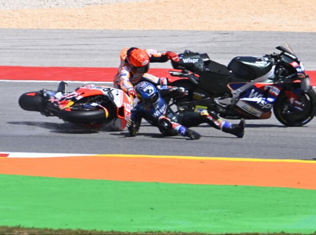 Sturz: Marc Marquez und Miguel Oliveira beim GP Portugal 2023 in Portimao Sturz: Marc Marquez und Miguel Oliveira beim GP Portugal 2023 in Portimao
