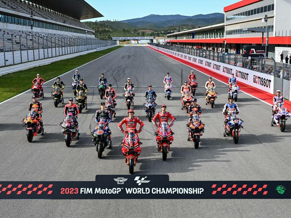 Die MotoGP-Fahrer beim Klassenfoto 2023