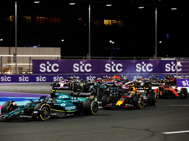 Start zum GP Saudi-Arabien 2023 auf dem Jeddah Corniche Circuit in Dschidda: Fernando Alonso führt
