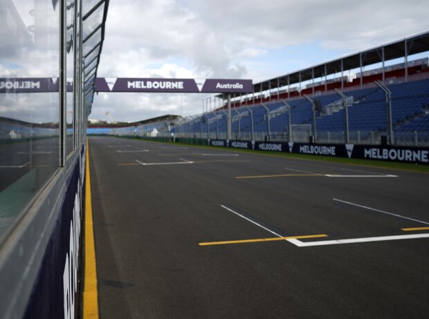 Leerer Grid beim Formel-1-Rennen in Melbourne Leerer Grid beim Formel-1-Rennen in Melbourne