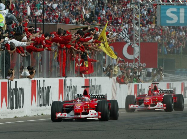 Ferrari jubelt mit Rubens Barrichello und Michael Schumacher über den Sieg beim Formel-1-Rennen in Ungarn 2002 Ferrari jubelt mit Rubens Barrichello und Michael Schumacher über den Sieg beim Formel-1-Rennen in Ungarn 2002