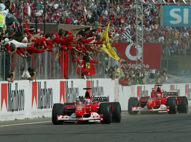 Ferrari jubelt mit Rubens Barrichello und Michael Schumacher über den Sieg beim Formel-1-Rennen in Ungarn 2002 Titel-Bild zur News: Ferrari jubelt mit Rubens Barrichello und Michael Schumacher über den Sieg beim Formel-1-Rennen in Ungarn 2002