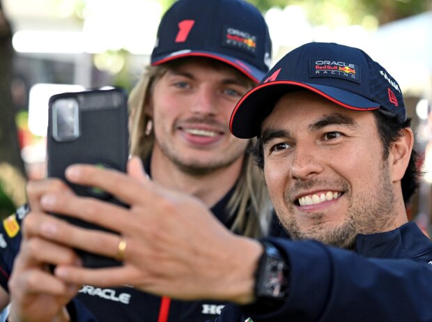Sergio Perez macht ein Selfie mit Max Verstappen in Melbourne 2023