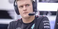 Mick Schumacher als dritter Fahrer in der Formel-1-Box von Mercedes 2023