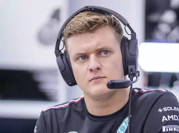 Titel-Bild zur News: Mick Schumacher als dritter Fahrer in der Formel-1-Box von Mercedes 2023