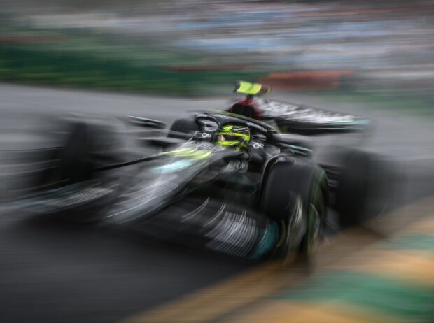 Lewis Hamilton (Mercedes W14) im Training zum Formel-1-Rennen in Australien 2023