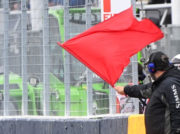 Sportwart mit roter Flagge bei der Formel 1 Sportwart mit roter Flagge bei der Formel 1