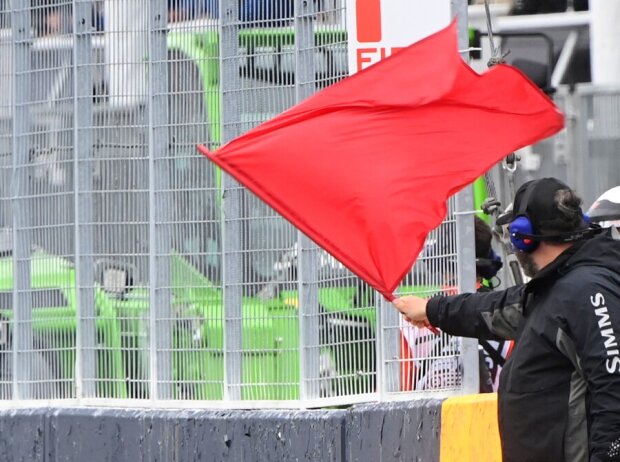 Titel-Bild zur News: Sportwart mit roter Flagge bei der Formel 1