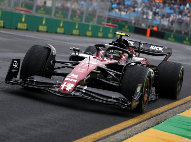 Titel-Bild zur News: Guanyu Zhou (Alfa Romeo C43) beim Formel-1-Training in Melbourne 2023
