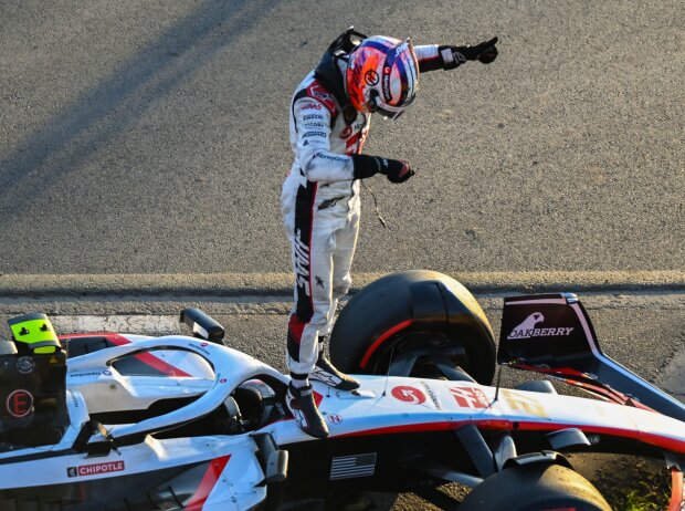 Nico Hülkenberg (Haas) rollte nach der Zieldurchfahrt beim Formel-1-Rennen in Australien 2023 aus Nico Hülkenberg (Haas) rollte nach der Zieldurchfahrt beim Formel-1-Rennen in Australien 2023 aus