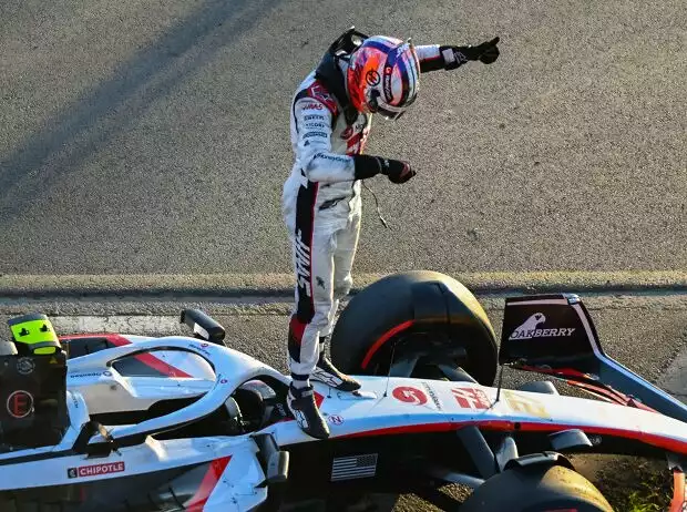 Nico Hülkenberg (Haas) rollte nach der Zieldurchfahrt beim Formel-1-Rennen in Australien 2023 aus Titel-Bild zur News: Nico Hülkenberg (Haas) rollte nach der Zieldurchfahrt beim Formel-1-Rennen in Australien 2023 aus