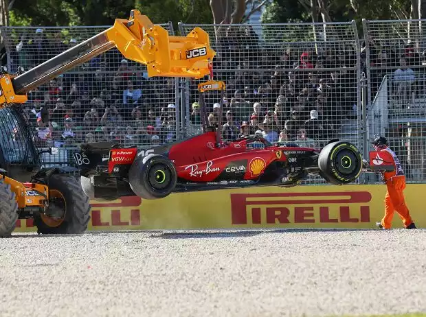 Titel-Bild zur News: Der Ferrari SF-23 von Charles Leclerc wird abtransportiert nach dem Unfall in Runde eins in Australien 2023