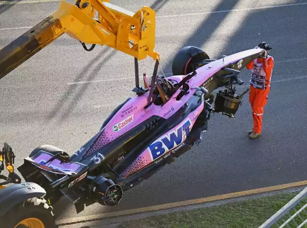 Der zerstörte Alpine von Esteban Ocon hängt am Haken Titel-Bild zur News: Der zerstörte Alpine von Esteban Ocon hängt am Haken