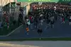 Bild zum Inhalt: Sicherheitslücke in Australien: Fans stürmen Rennstrecke