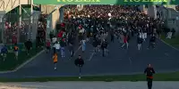 Fans stürmen nach Rennende auf die Formel-1-Strecke in Melbourne 2023