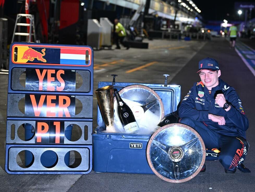 Max Verstappen bejubelt seinen Sieg beim Formel-1-Rennen in Australien 2023