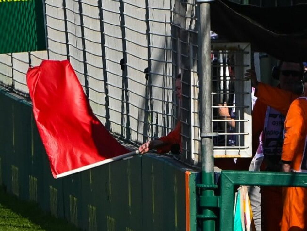 Sportwarte schwenken eine rote Flagge beim Formel-1-Rennen in Australien 2023