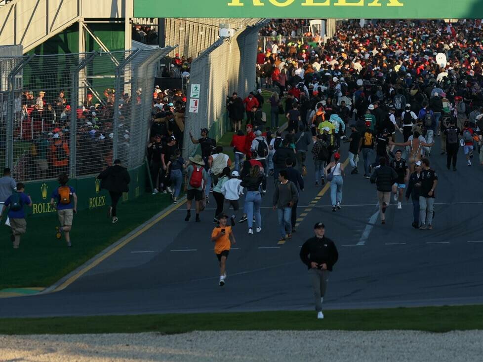 Fans stürmen nach Rennende auf die Formel-1-Strecke in Melbourne 2023
