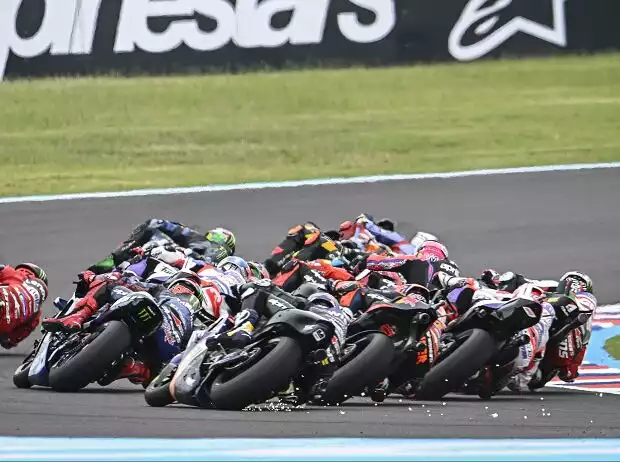 MotoGP-Feld kurz nach dem Start Titel-Bild zur News: MotoGP-Feld kurz nach dem Start