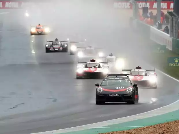 Künftig werden bei den 24 Stunden von Le Mans alle Autos hinter einem Safety-Car versammelt, wie beim verregneten Start 2021 Titel-Bild zur News: Künftig werden bei den 24 Stunden von Le Mans alle Autos hinter einem Safety-Car versammelt, wie beim verregneten Start 2021