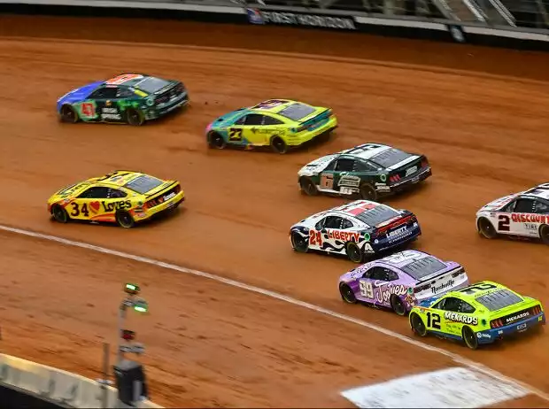 NASCAR-Action auf dem Bristol Motor Speedway als Dirt-Track Titel-Bild zur News: NASCAR-Action auf dem Bristol Motor Speedway als Dirt-Track