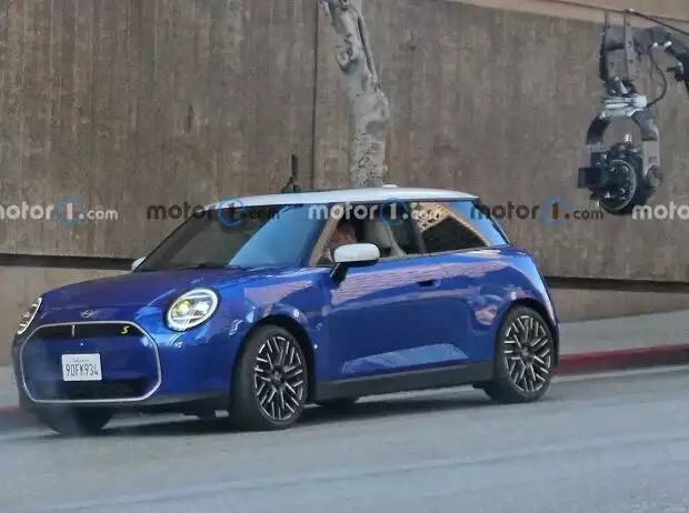 Mini Cooper (2024) als Erlkönig Titel-Bild zur News: Mini Cooper (2024) als Erlkönig