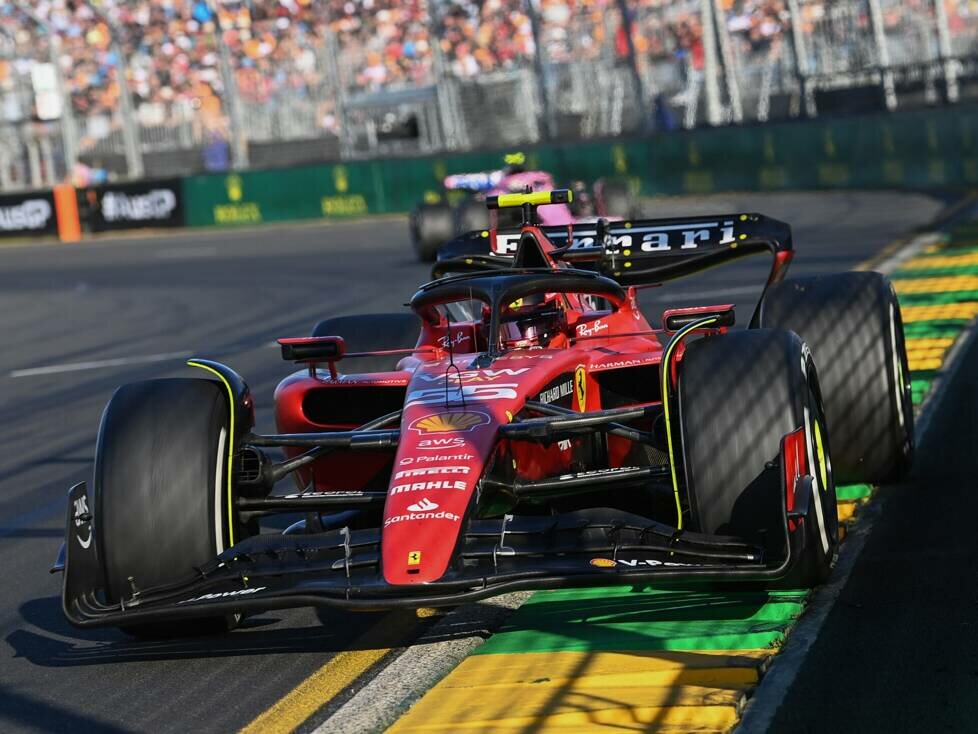 Carlos Sainz (Ferrari SF-23) vor Pierre Gasly (Alpine A523) beim Formel-1-Rennen in Australien 2023