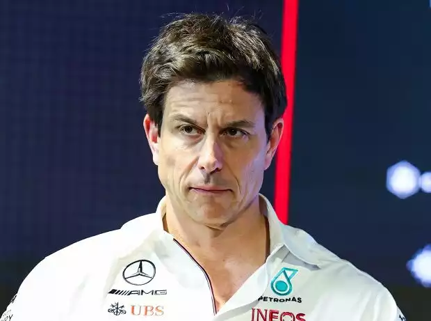 Titel-Bild zur News: Mercedes-Teamchef Toto Wolff mit ernster Miene in der Pressekonferenz der Formel 1