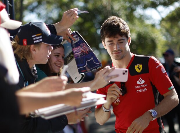 Titel-Bild zur News: Charles Leclerc (Ferrari) mit Fans beim Formel-1-Rennen in Australien 2023