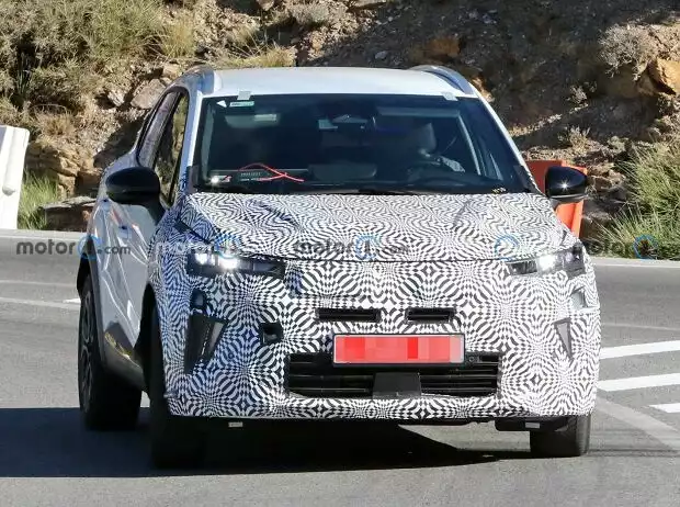 Renault Captur (2023) mit Facelift als Erlkönig Titel-Bild zur News: Renault Captur (2023) mit Facelift als Erlkönig