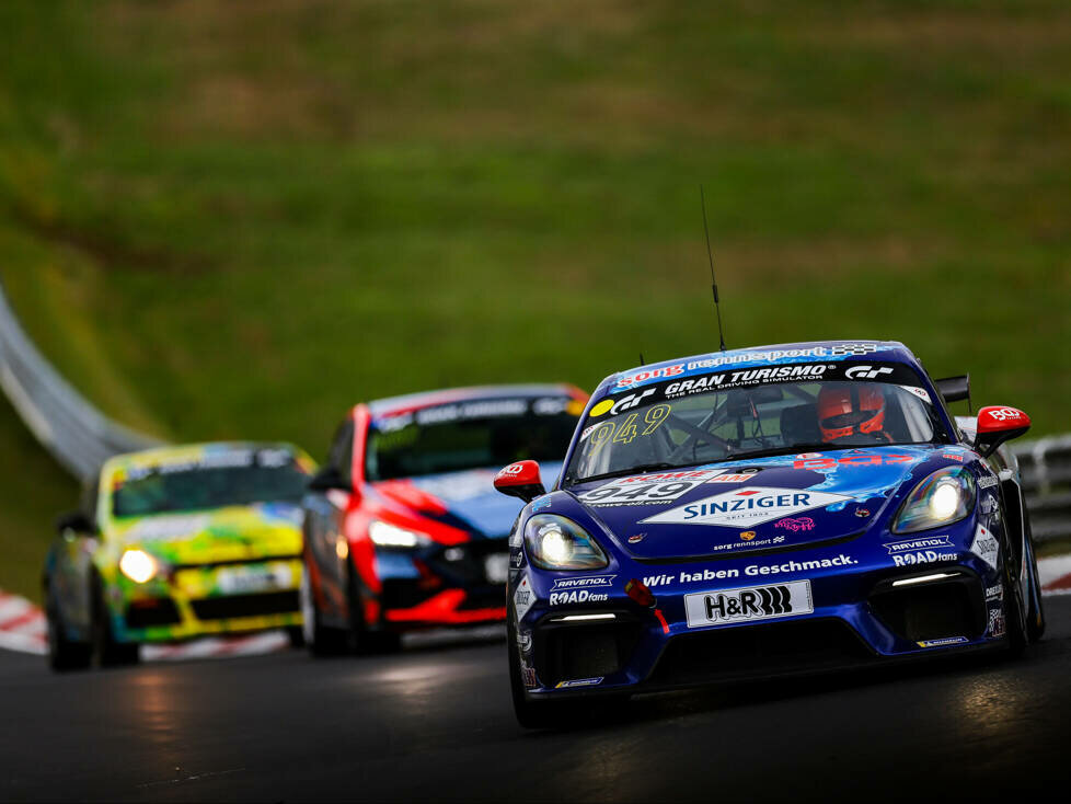 Rennfahrzeuge der NLS auf der Nürburgring-Nordschleife