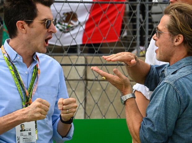 Titel-Bild zur News: Regisseur Joseph Kosinski mit Brad Pitt beim Formel-1-Rennen in Austin 2022