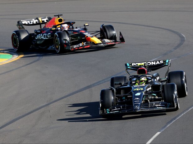 Titel-Bild zur News: Lewis Hamilton (Mercedes W14) vor Max Verstappen (Red Bull RB19) beim Formel-1-Rennen in Melbourne 2023
