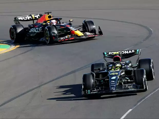 Lewis Hamilton (Mercedes W14) vor Max Verstappen (Red Bull RB19) beim Formel-1-Rennen in Melbourne 2023 Titel-Bild zur News: Lewis Hamilton (Mercedes W14) vor Max Verstappen (Red Bull RB19) beim Formel-1-Rennen in Melbourne 2023