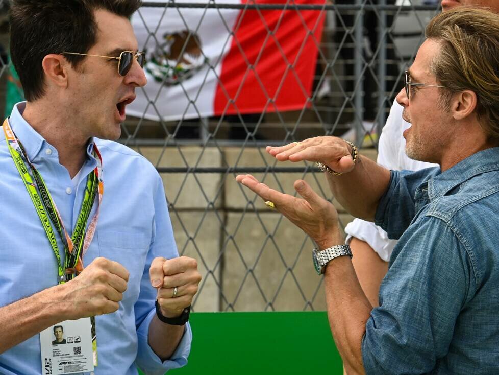 Regisseur Joseph Kosinski mit Brad Pitt beim Formel-1-Rennen in Austin 2022