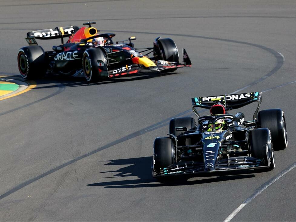 Lewis Hamilton (Mercedes W14) vor Max Verstappen (Red Bull RB19) beim Formel-1-Rennen in Melbourne 2023