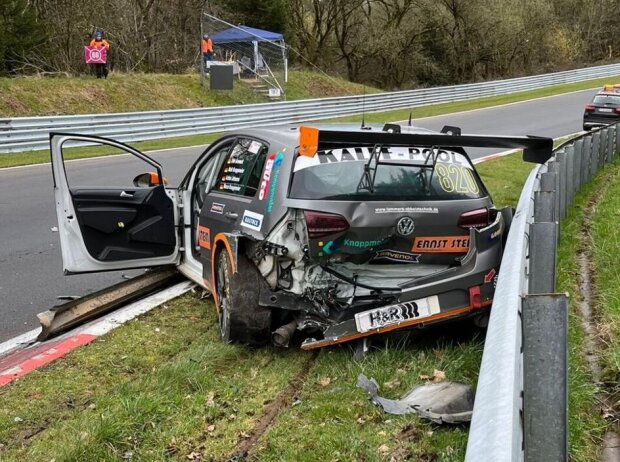 Der völlig zerstörte VW Golf GTI TCR von Dirk Groneck nach NLS2