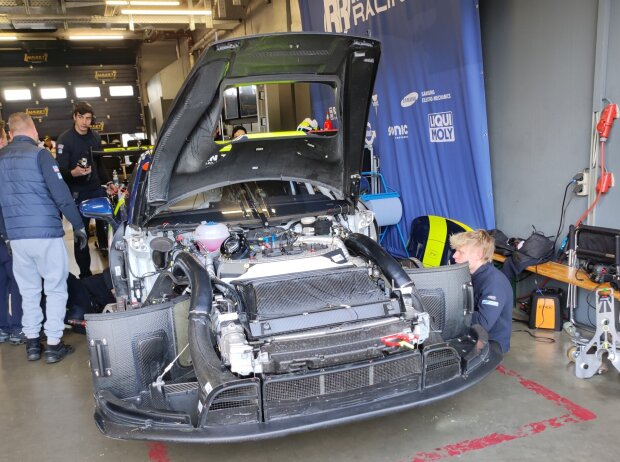 Der Porsche 911 GT3 R von Rutronik Racing wurde bei den Einstellfahrten am Freitag beschädigt