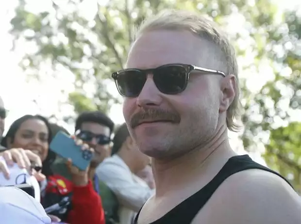 Valtteri Bottas mit ärmellosem Shirt, Sonnenbrille und Vokuhila beim Formel-1-Rennen in Australien 2023 Titel-Bild zur News: Valtteri Bottas mit ärmellosem Shirt, Sonnenbrille und Vokuhila beim Formel-1-Rennen in Australien 2023