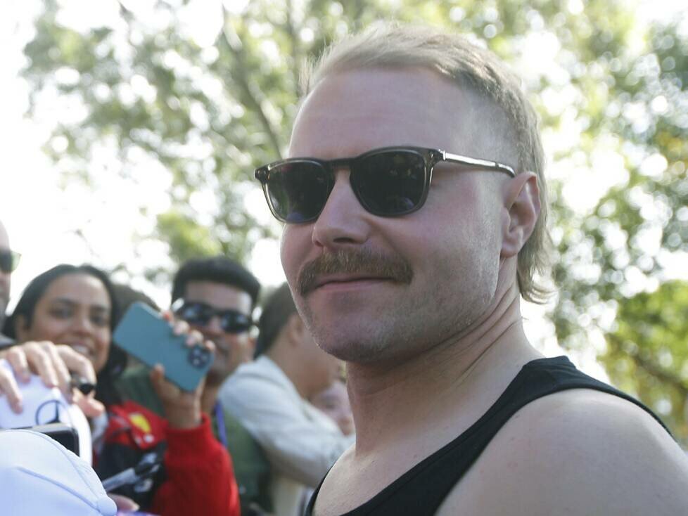 Valtteri Bottas mit ärmellosem Shirt, Sonnenbrille und Vokuhila beim Formel-1-Rennen in Australien 2023