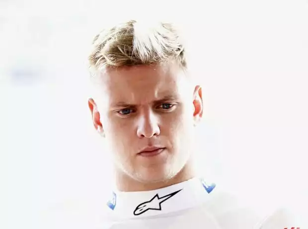 Mick Schumacher als Haas-Fahrer in der Formel-1-Saison 2022 mit nachdenklicher Miene Titel-Bild zur News: Mick Schumacher als Haas-Fahrer in der Formel-1-Saison 2022 mit nachdenklicher Miene