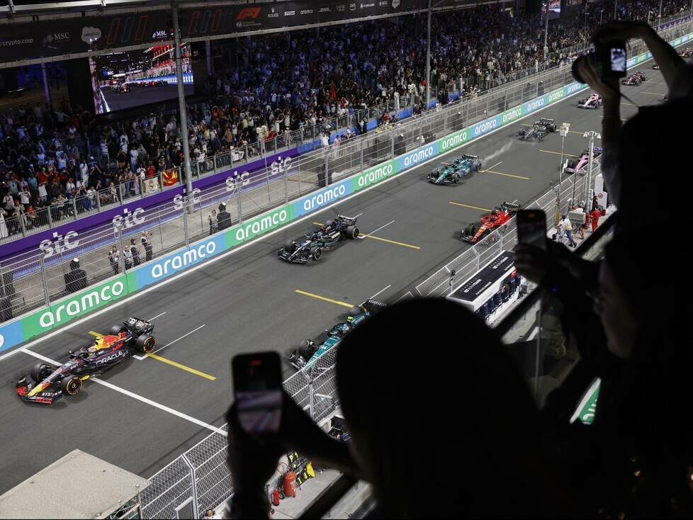 Fans verfolgen den Start beim Formel-1-Rennen in Saudi-Arabien 2023