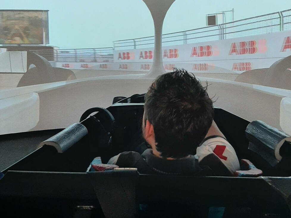 Redakteur Norman Fischer im Formel-E-Simulator bei Abt in Kempten