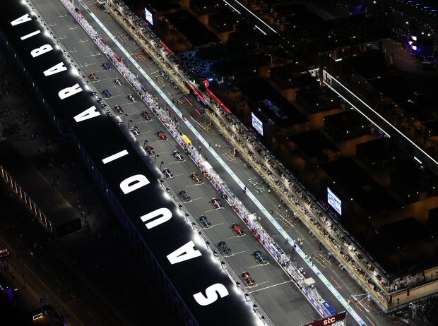 Titel-Bild zur News: Start zum Grand Prix von Saudi-Arabien 2023 in Dschidda aus der Vogelperspektive