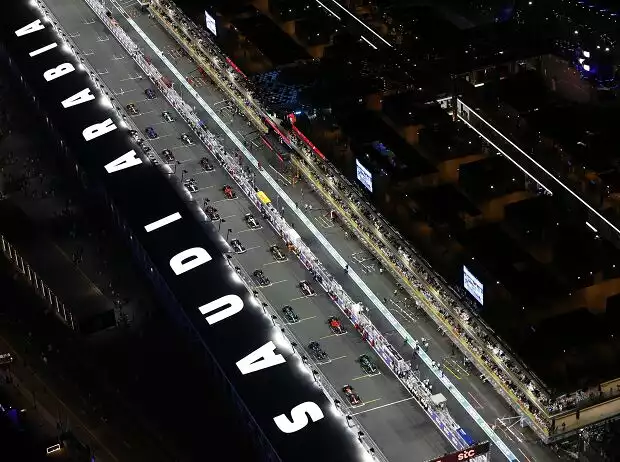 Start zum Grand Prix von Saudi-Arabien 2023 in Dschidda aus der Vogelperspektive Titel-Bild zur News: Start zum Grand Prix von Saudi-Arabien 2023 in Dschidda aus der Vogelperspektive
